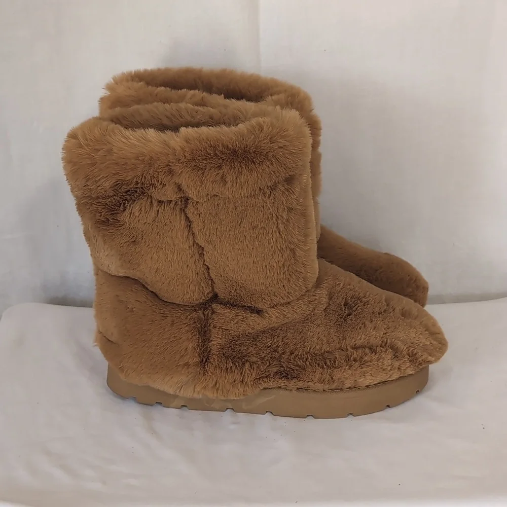 Bamboo Frozen Golden Faux Fur Snow Boots Mid-Calf Size 8